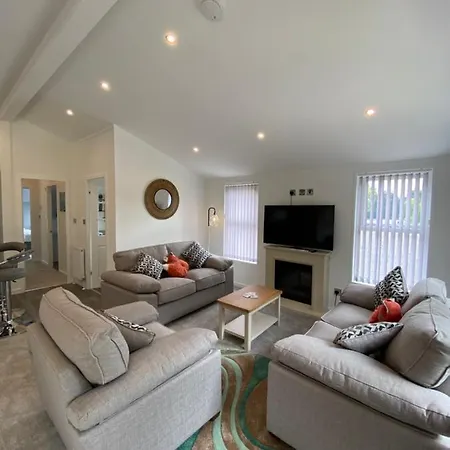 Fox At Owlet Hideaway - With Hot Tub, Near York