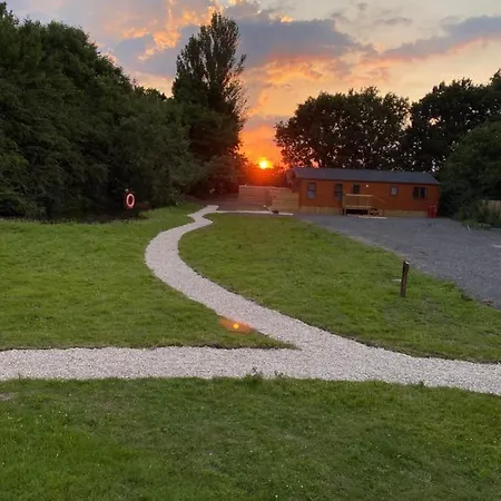 Fox At Owlet Hideaway - With Hot Tub, Near York
