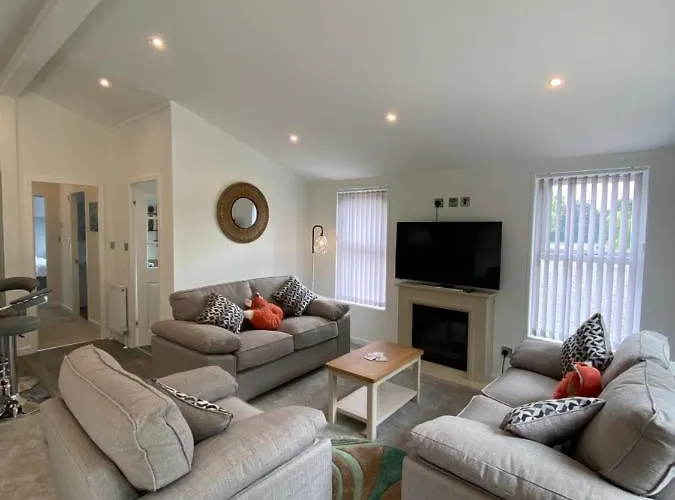 Fox At Owlet Hideaway - With Hot Tub, Near York