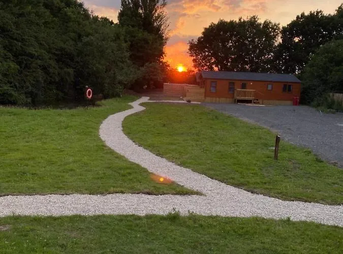 Fox At Owlet Hideaway - With Hot Tub, Near York