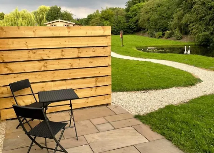 Fox At Owlet Hideaway - With Hot Tub, Near Hébergement de vacances York